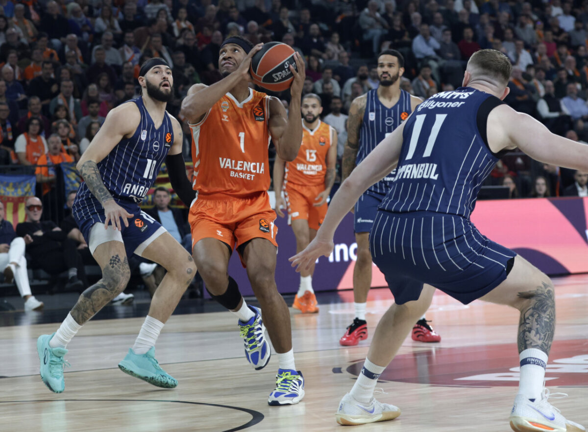 Jugador de Valencia Basket en acción durante un partido en Estambul
