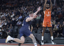 Jugador de Valencia Basket lanzando a canasta en un partido