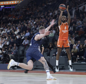 Jugador de Valencia Basket lanzando a canasta en un partido