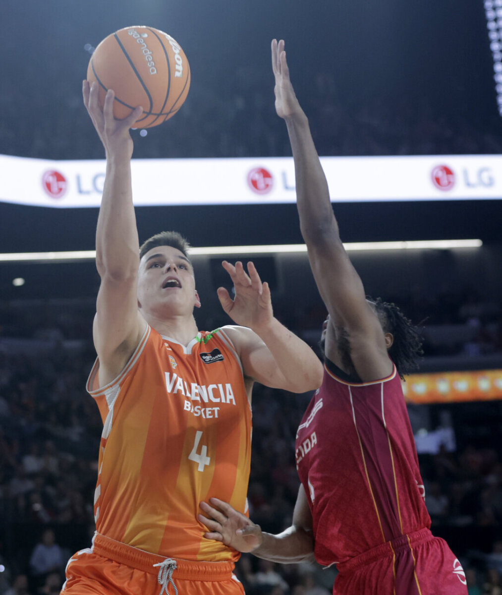 Jugador de Valencia Basket lanzando a canasta durante el partido contra Lleida