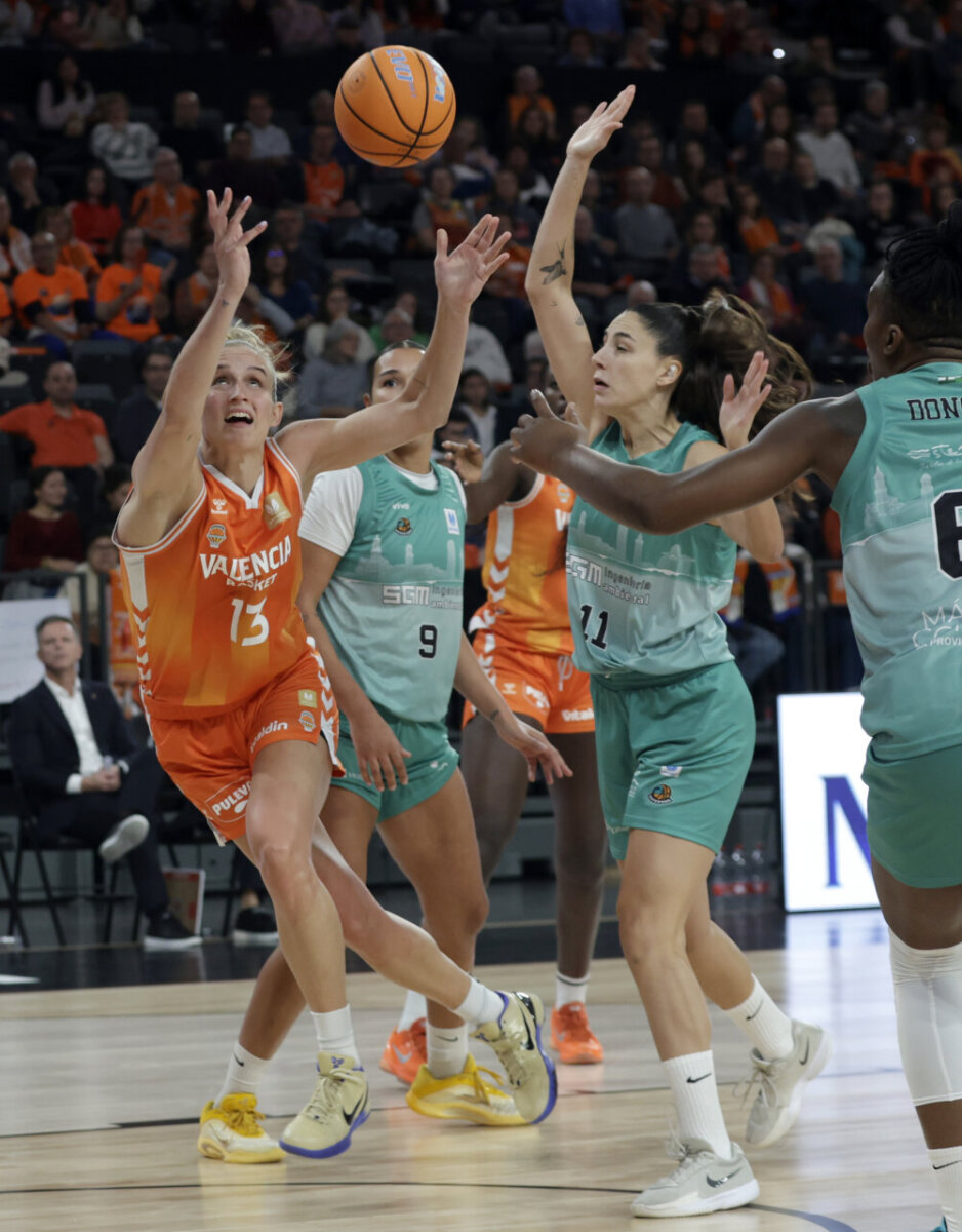 Jugadora de Valencia Basket lanzando el balón en un partido contra CAB Estepona.