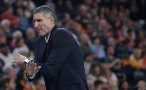 Entrenador de Valencia Basket en un partido ajustado contra CAB Estepona