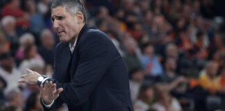 Entrenador de Valencia Basket en un partido ajustado contra CAB Estepona