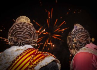 Personas observando fuegos artificiales en Torrent durante el evento
