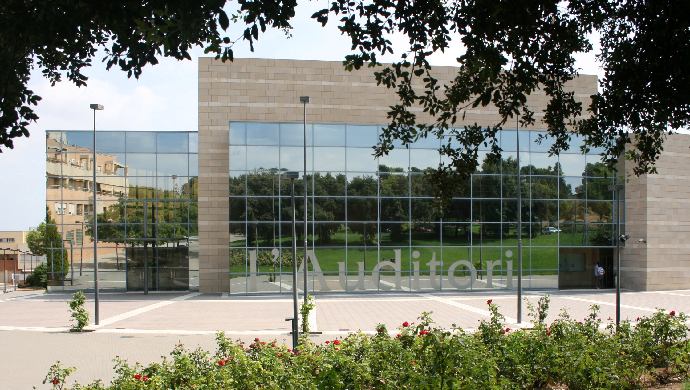 Vista exterior del Auditori de Torrent con reflejos en las ventanas