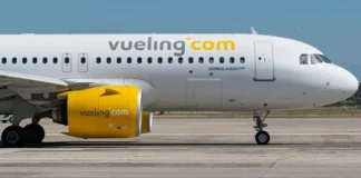 Avión de la compañía Vueling en el aeropuerto de Valencia