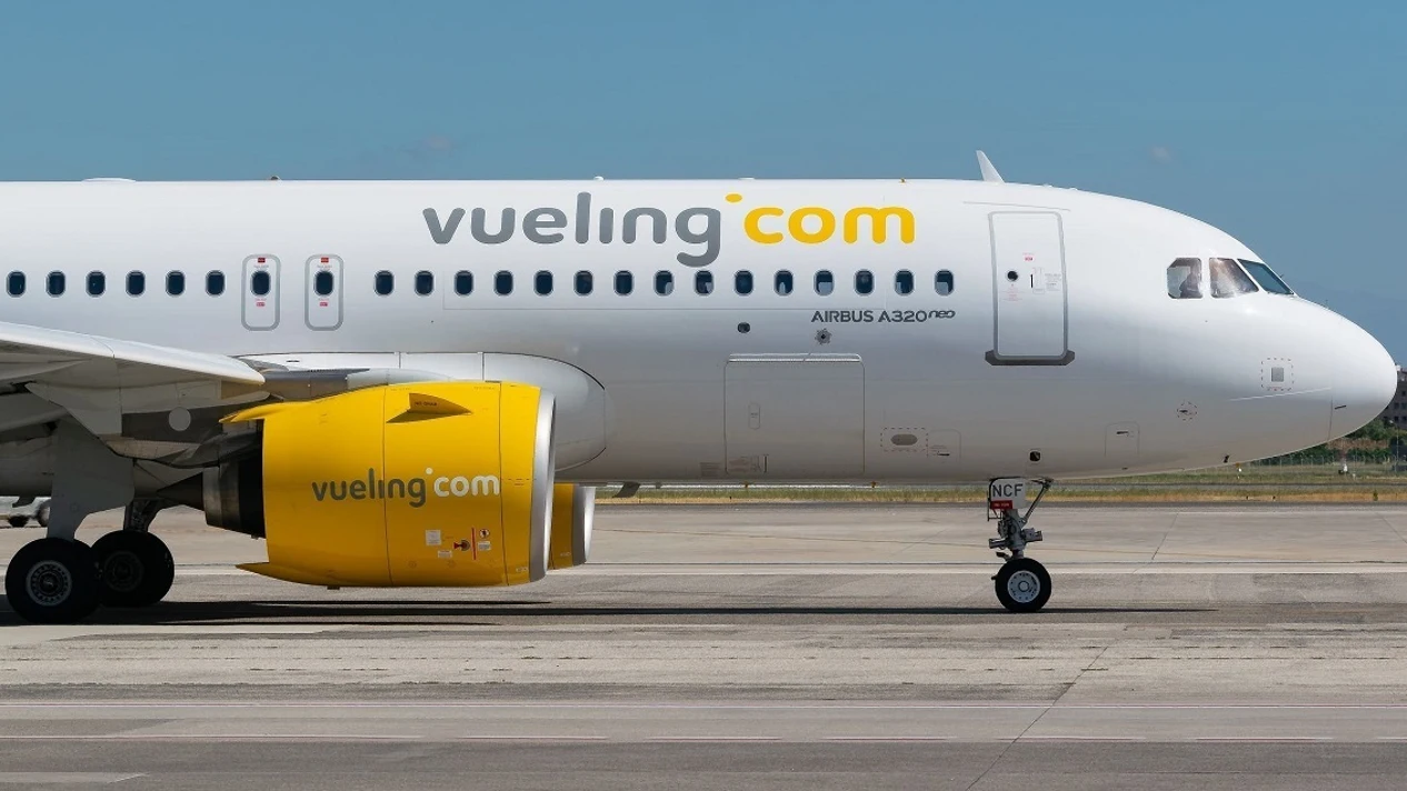 Avión de la compañía Vueling en el aeropuerto de Valencia