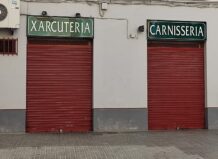 Fachada de un comercio en Valencia con letreros de xarcuteria y carnisseria
