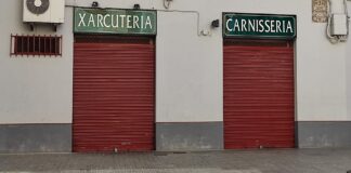Fachada de un comercio en Valencia con letreros de xarcuteria y carnisseria