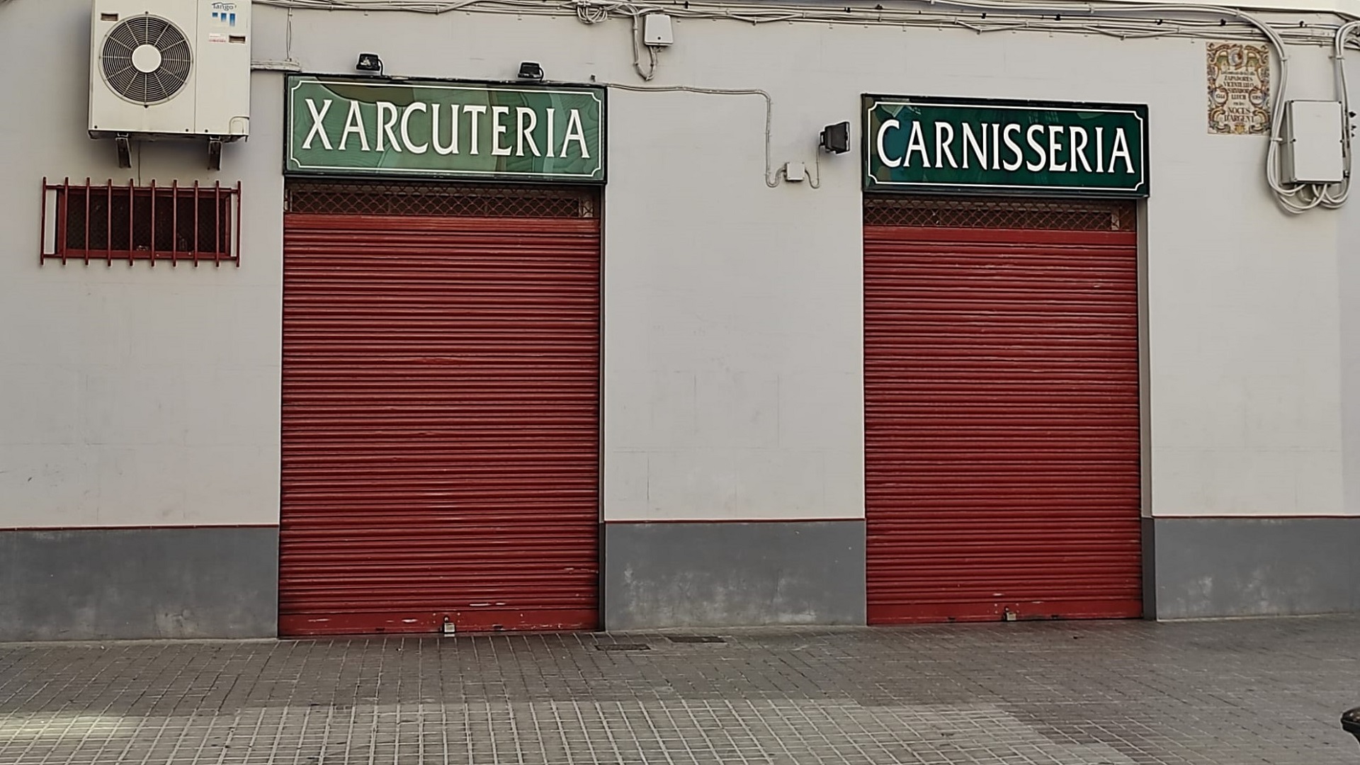 Fachada de un comercio en Valencia con letreros de xarcuteria y carnisseria