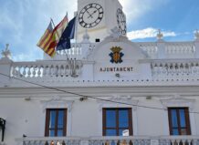 Fachada del Ayuntamiento de Meliana con banderas ondeando