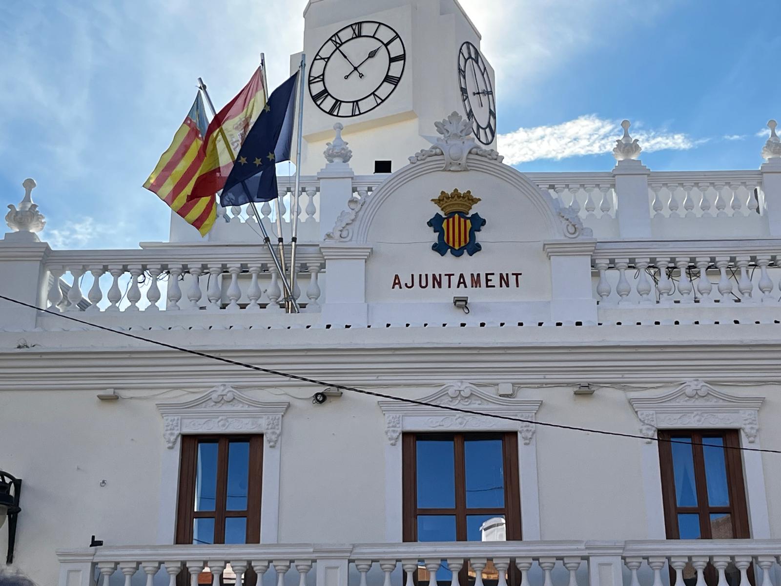 Fachada del Ayuntamiento de Meliana con banderas ondeando