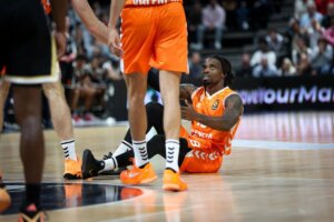 Jugador de Valencia Basket en el suelo durante un partido de Euroliga
