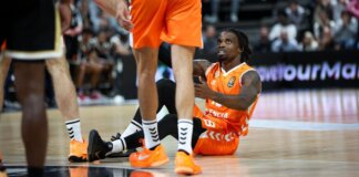 Jugador de Valencia Basket en el suelo durante un partido de Euroliga