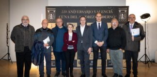 Grupo de personas en la presentación del documental sobre ajedrez en Valencia