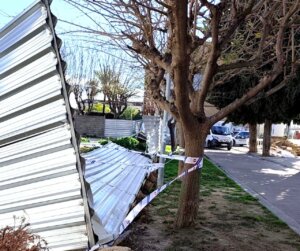 Desprendimiento de planchas metálicas en Benetússer por fuertes vientos