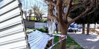 Desprendimiento de planchas metálicas en Benetússer por fuertes vientos