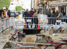 Obras de renovación del alcantarillado en Benetússer con maquinaria y trabajadores