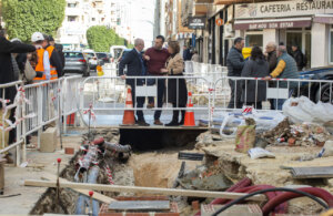Obras de renovación del alcantarillado en Benetússer con maquinaria y trabajadores