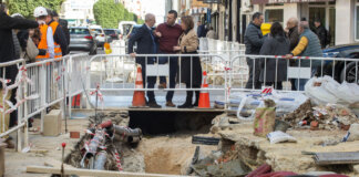 Obras de renovación del alcantarillado en Benetússer con maquinaria y trabajadores