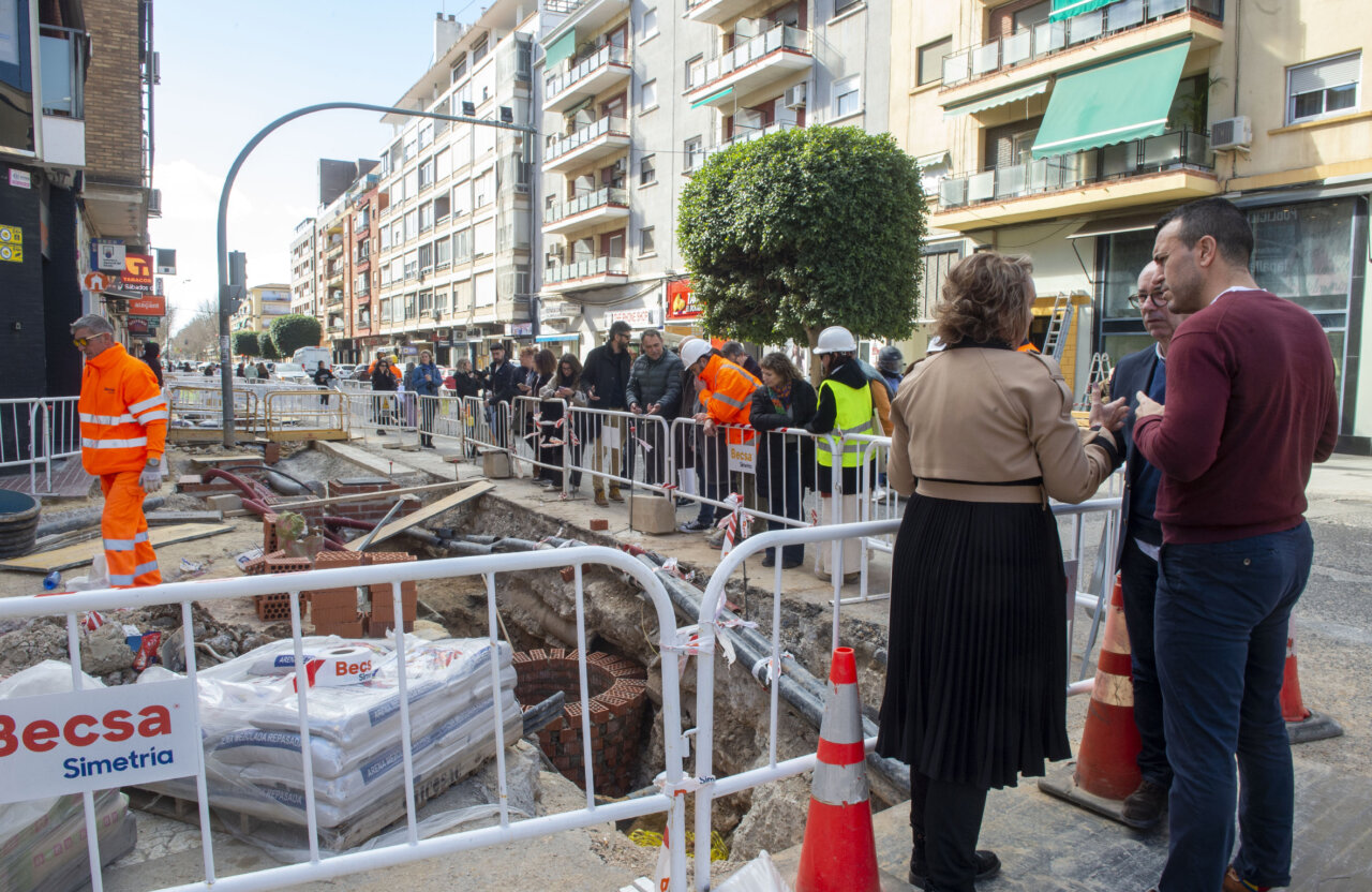 Trabajos de renovación del alcantarillado en Benetússer con operarios y maquinaria