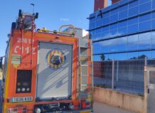 Los bomberos aseguran una zona comercial de Alfafar tras el desprendimiento de una gran lona por las rachas de viento Camión de bomberos en zona comercial de Alfafar asegurando una lona