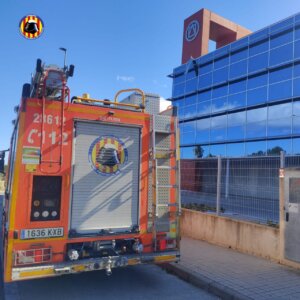 Camión de bomberos en zona comercial de Alfafar asegurando una lona