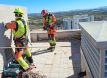 Retiran planchas de la fachada de un rascacielos de Torrent ante el riesgo de caída por el viento Bomberos trabajando en la fachada de un rascacielos en Torrent