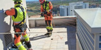Bomberos trabajando en la fachada de un rascacielos en Torrent