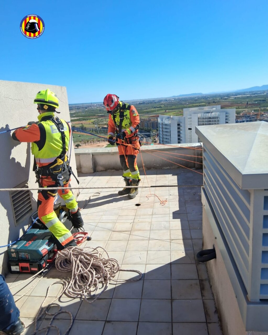 Bomberos trabajando en la fachada de un rascacielos en Torrent