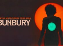 Enrique Bunbury en el tour Nuevas Mutaciones 2026 con un fondo colorido