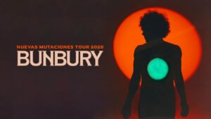 Enrique Bunbury en el tour Nuevas Mutaciones 2026 con un fondo colorido