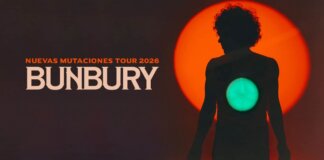 Enrique Bunbury en el tour Nuevas Mutaciones 2026 con un fondo colorido