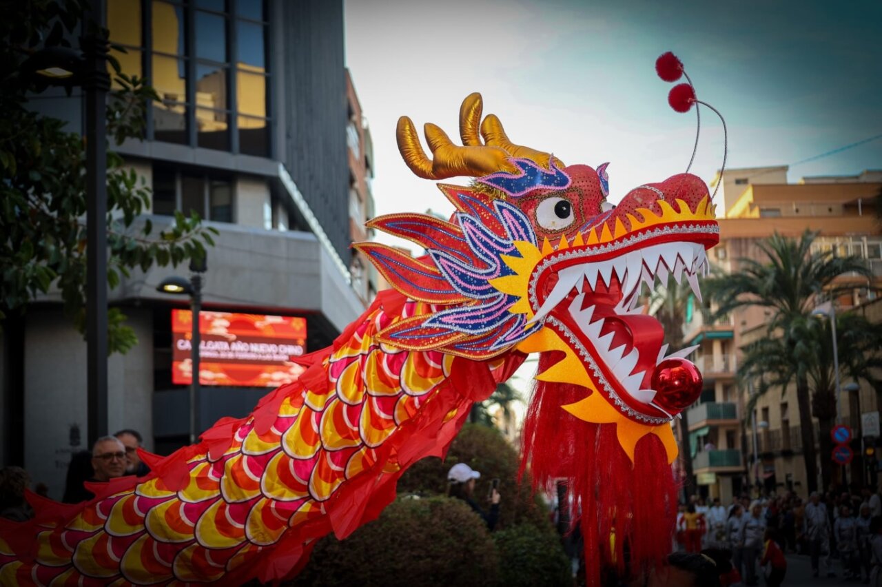 La cabalgata del Año Nuevo Chino en Torrent reunió a más de 40.000 personas.