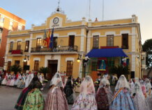 La Cabalgata del Humor abre en Burjassot una intensa programación de actos de las Fallas 2026 Participantes en la Cabalgata del Humor durante las Fallas de Burjassot 2026