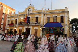 Participantes en la Cabalgata del Humor durante las Fallas de Burjassot 2026
