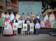 Más de 200 niños celebran el XLVIII Cant de l’Estoreta homenajeando a Vicent Sereix en Torrent Grupo de niños y adultos en el XLVIII Cant de l’Estoreta en Torrent
