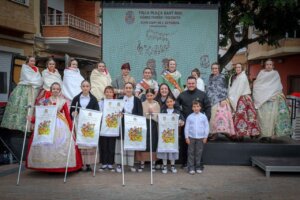 Grupo de niños y adultos en el XLVIII Cant de l’Estoreta en Torrent