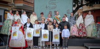 Grupo de niños y adultos en el XLVIII Cant de l’Estoreta en Torrent