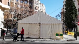 Carpa blanca en una calle de Valencia durante las Fallas
