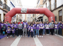 Participantes en la carrera de la mujer en Mislata con camisetas moradas