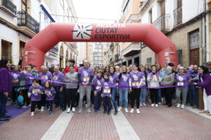 Participantes en la carrera de la mujer en Mislata con camisetas moradas