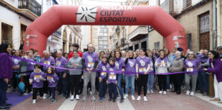 Participantes en la carrera de la mujer en Mislata con camisetas moradas