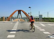 Ciclista cruzando un puente en Alcàsser con carril bici