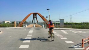 Ciclista cruzando un puente en Alcàsser con carril bici