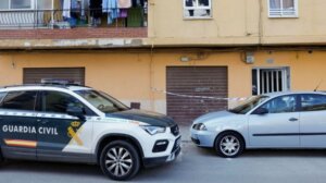 Vehículo de la Guardia Civil en la escena de un asesinato en Catarroja