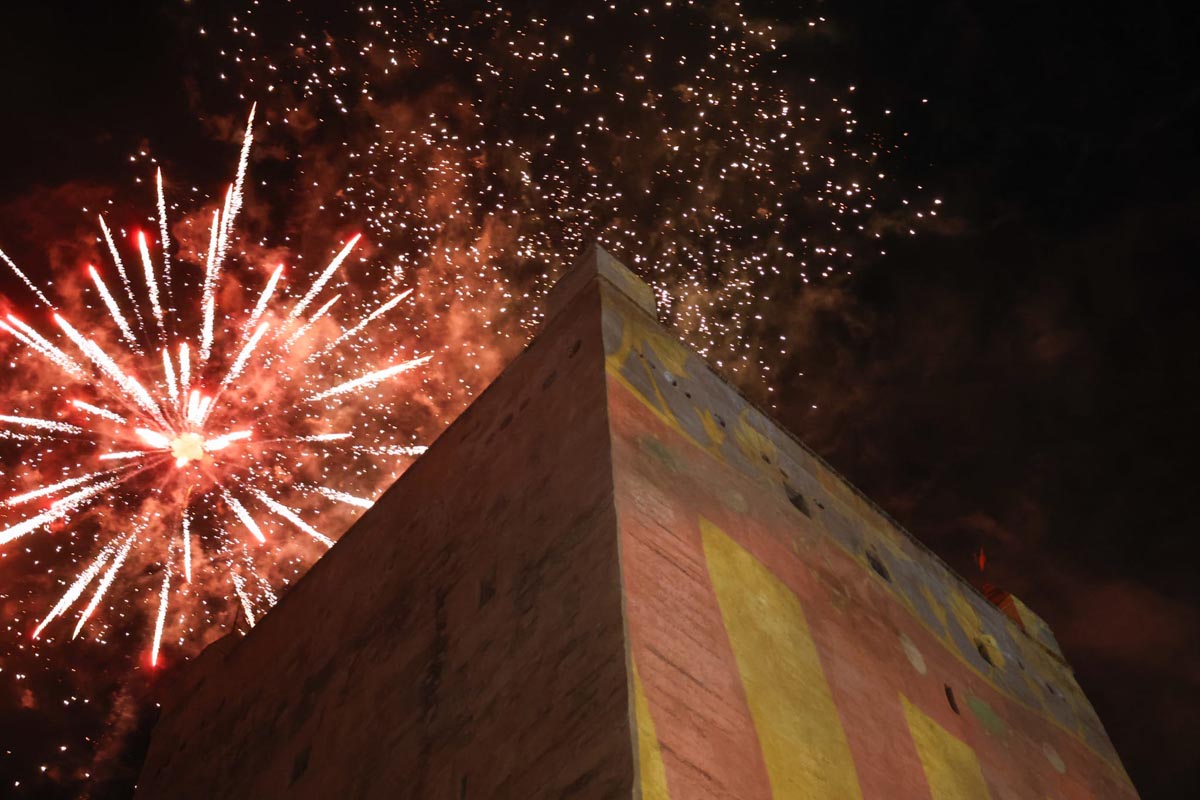Torre de Torrent iluminada por fuegos artificiales durante la Crida.