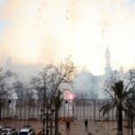 Fuegos artificiales iluminan el cielo sobre la ciudad durante una celebración