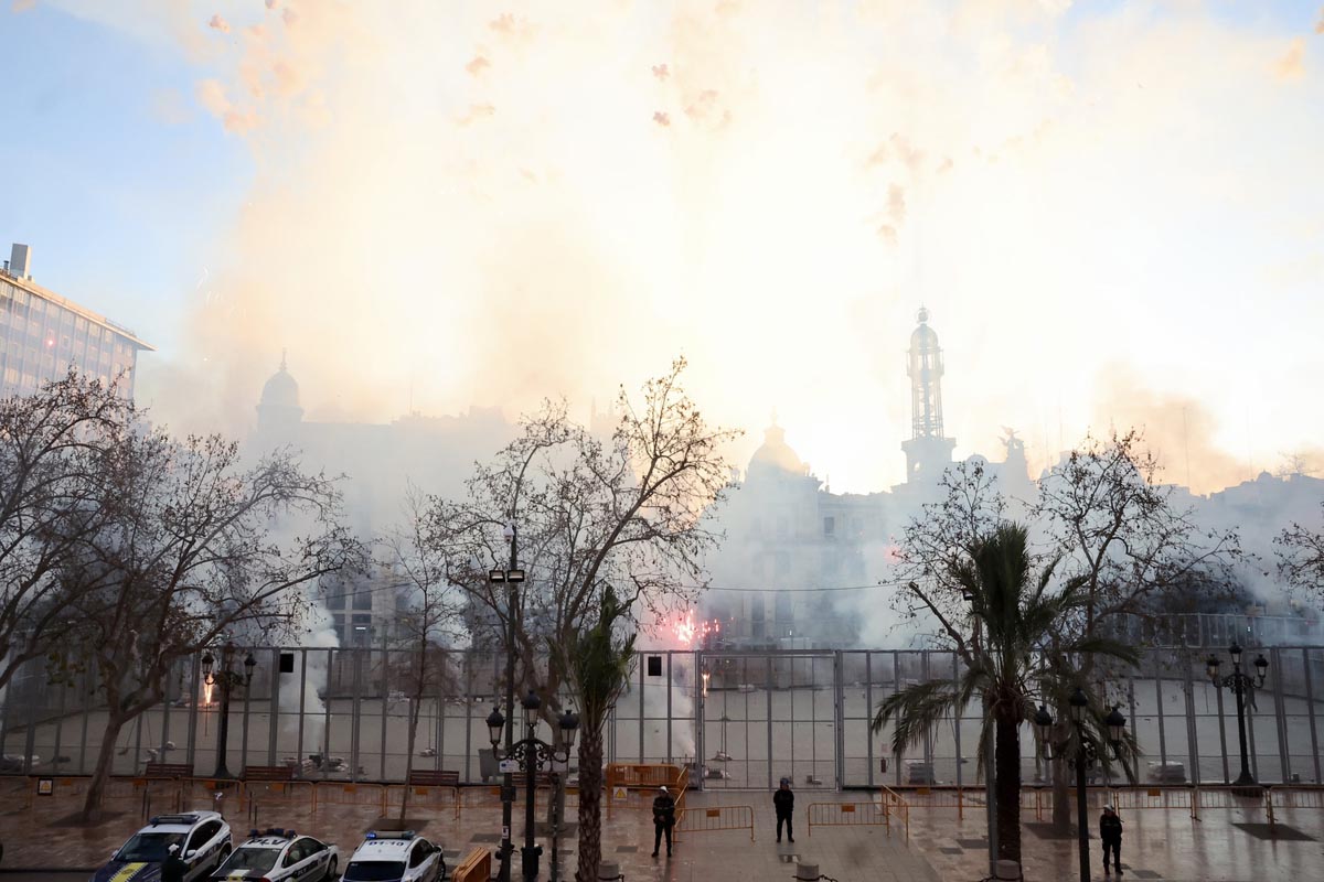 Fuegos artificiales iluminan el cielo sobre la ciudad durante una celebración