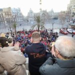 Vista de una multitud en una celebración en Valencia desde un balcón